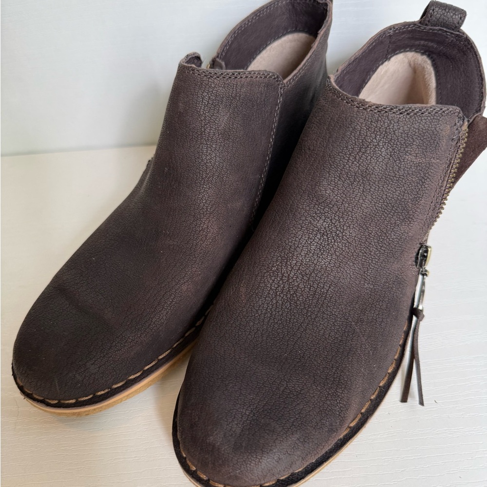 UGG Dark Brown Leather Ankle Boots with Side Zip